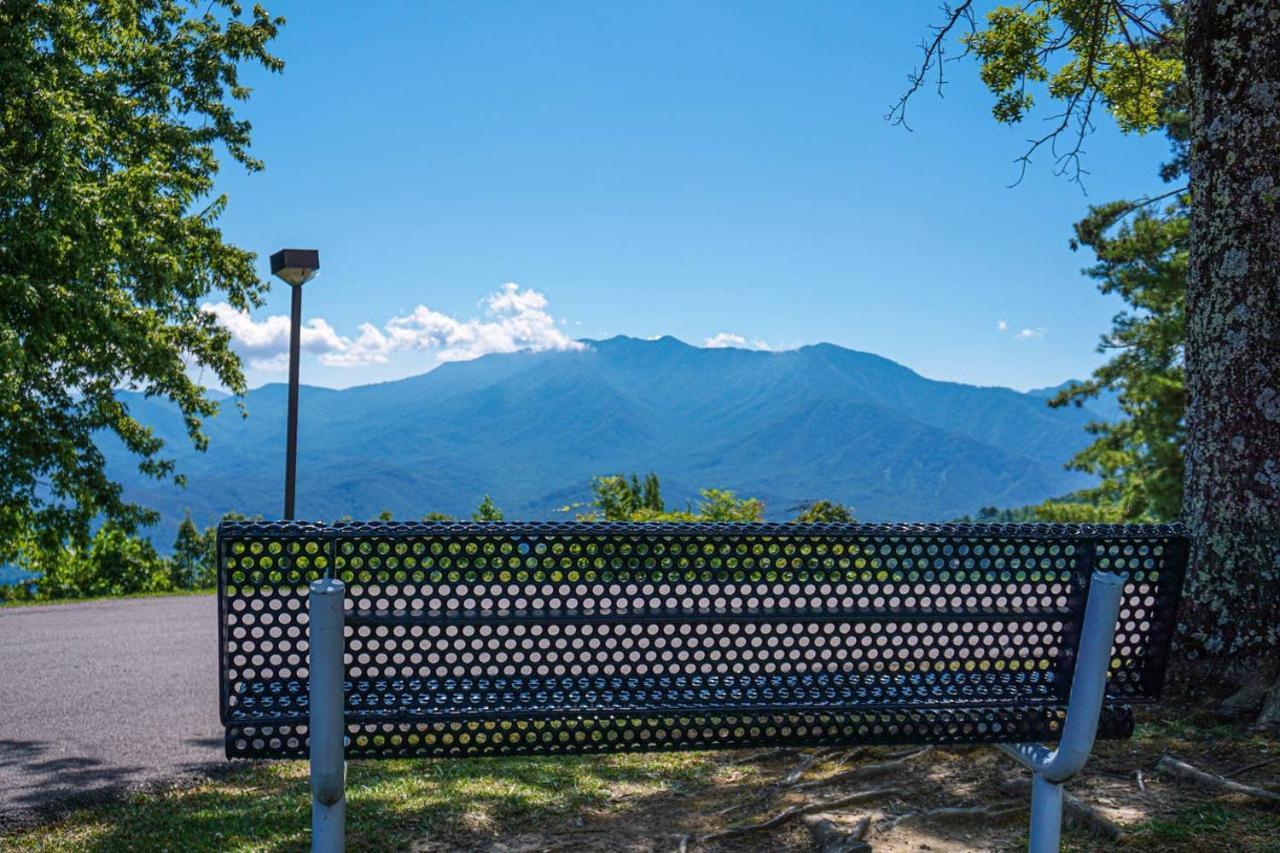 Sky High Views!!-Peak Mountaintop-Outdoor Pool-Close To Downtown-Private Balcony-Wifi-Cable Gatlinburg Extérieur photo